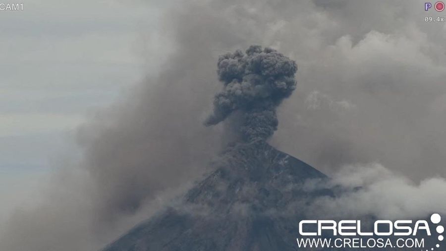 Gunung berapi Fuego di Guatemala meletus, menyemburkan lava dan bebatuan setelah pihak berkuasa meningkatkan tingkat siaga menjadi oranye, Selasa (4/8/2026). (REUTERS/Cristina Chiquin)