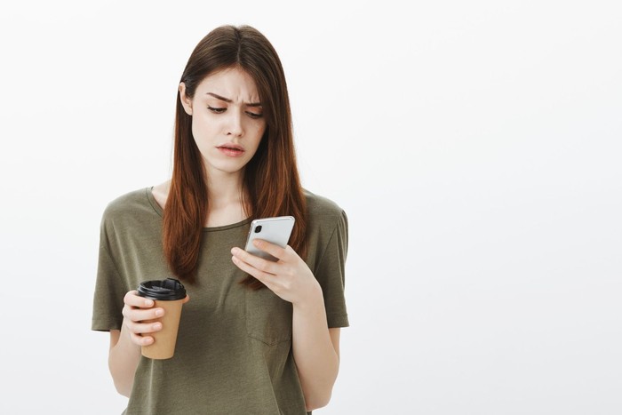 Tanda orang berempati adalah mereka dapat turut merasakan apa yang dirasakan orang lain. Oleh karena itu, mereka tidak akan langsung menghakimi, karena mereka memosisikan dirinya sebagai orang tersebut.