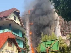 Gedung di Cikini Jakpus Terbakar, 18 Mobil Damkar Dikerahkan