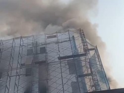 Penampakan Gedung di Cikini Jakpus Kebakaran, Asap Hitam Tutupi Bangunan