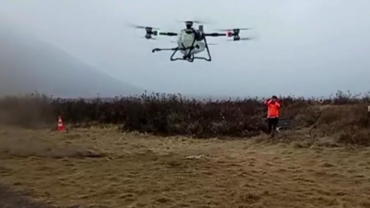 Dua Helikopter Dikerahkan Padamkan Kebakaran Bromo 80 Hektare