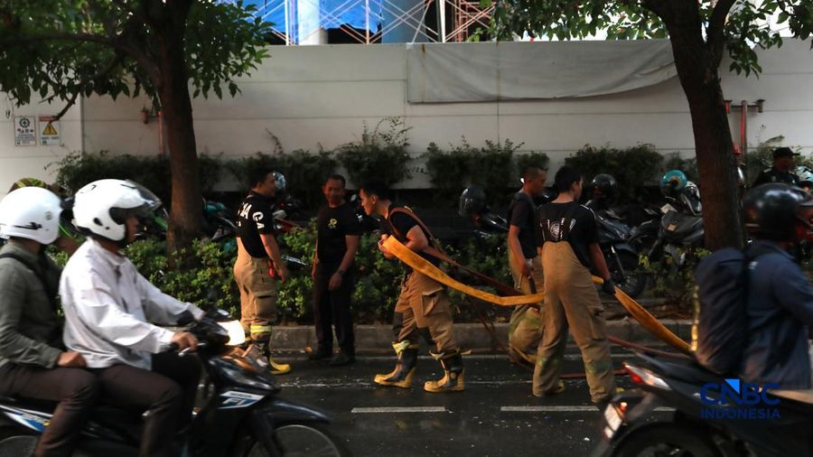 Kebakaran melanda sebuah gedung lima lantai di Jalan Cikini Raya Nomor 91, Kelurahan Cikini, Kecamatan Menteng, Jakarta Pusat, Rabu (5/8/2026) sore. (CNBC Indonesia/Muhammad Sabki)