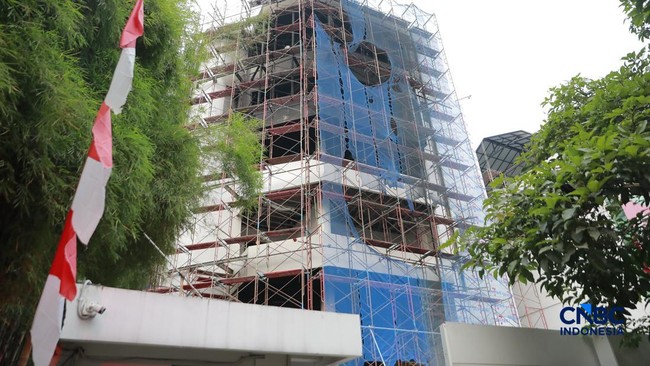 Penampakan Gedung di Cikini Terbakar, Diduga Api dari Efek Pengelasan