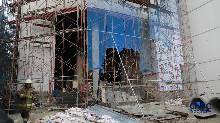 Kebakaran melanda sebuah gedung lima lantai di Jalan Cikini Raya Nomor 91, Kelurahan Cikini, Kecamatan Menteng, Jakarta Pusat, Rabu (5/8/2026) sore. (CNBC Indonesia/Muhammad Sabki)