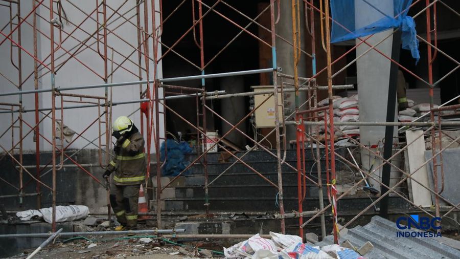 Kebakaran melanda sebuah gedung lima lantai di Jalan Cikini Raya Nomor 91, Kelurahan Cikini, Kecamatan Menteng, Jakarta Pusat, Rabu (5/8/2026) sore. (CNBC Indonesia/Muhammad Sabki)