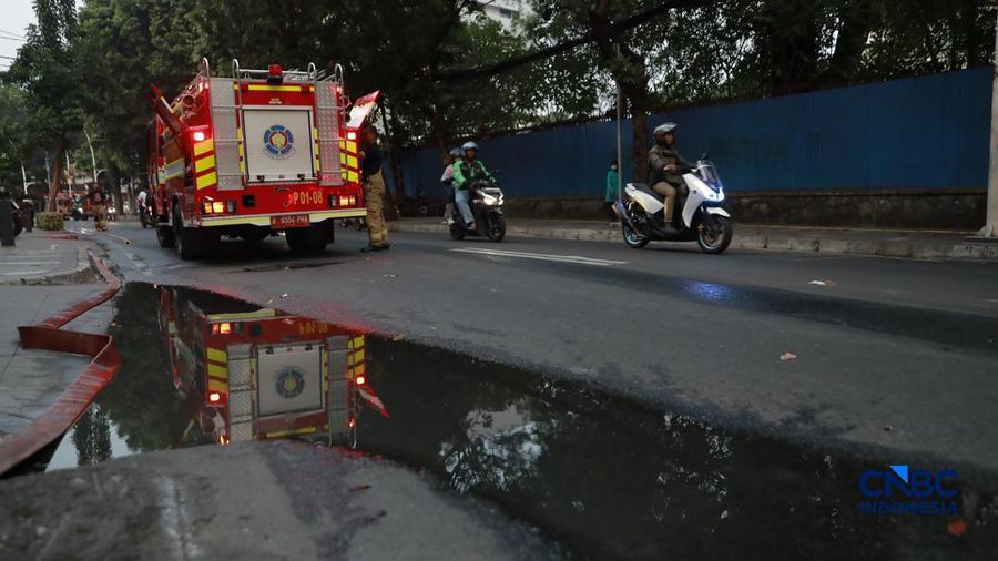 Kebakaran melanda sebuah gedung lima lantai di Jalan Cikini Raya Nomor 91, Kelurahan Cikini, Kecamatan Menteng, Jakarta Pusat, Rabu (5/8/2026) sore. (CNBC Indonesia/Muhammad Sabki)