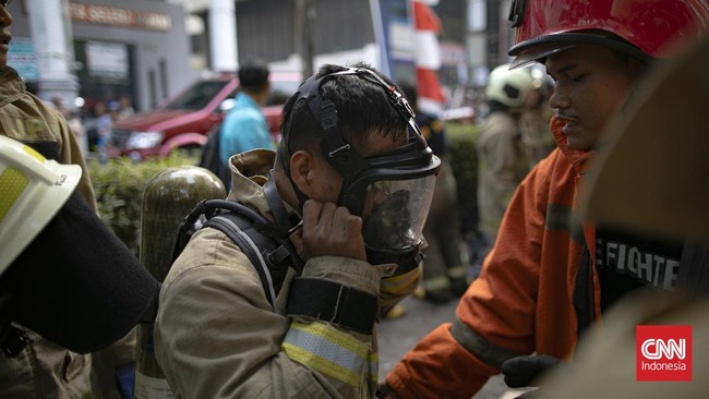 Kebakaran melanda proyek pembangunan ruko lima lantai di kawasan Central Cikini, Jalan Cikini Raya, Menteng, Jakarta Pusat, Rabu (5/8) sore. (CNN Indonesia/Adi ibrahim)