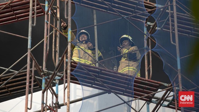 Kebakaran melanda proyek pembangunan ruko lima lantai di kawasan Central Cikini, Jalan Cikini Raya, Menteng, Jakarta Pusat, Rabu (5/8) sore. (CNN Indonesia/Adi ibrahim)