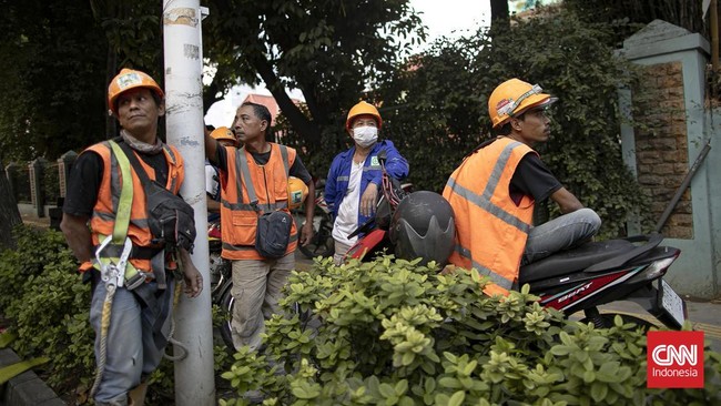 Kebakaran melanda proyek pembangunan ruko lima lantai di kawasan Central Cikini, Jalan Cikini Raya, Menteng, Jakarta Pusat, Rabu (5/8) sore. (CNN Indonesia/Adi ibrahim)