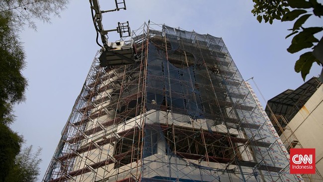 Kebakaran melanda proyek pembangunan ruko lima lantai di kawasan Central Cikini, Jalan Cikini Raya, Menteng, Jakarta Pusat, Rabu (5/8) sore. (CNN Indonesia/Adi ibrahim)