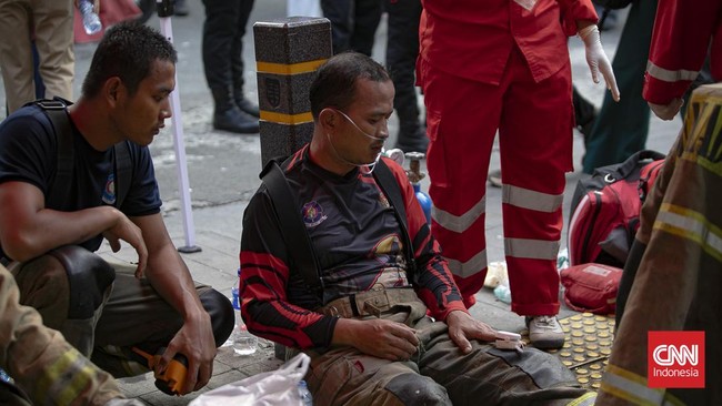 Kebakaran melanda proyek pembangunan ruko lima lantai di kawasan Central Cikini, Jalan Cikini Raya, Menteng, Jakarta Pusat, Rabu (5/8) sore. (CNN Indonesia/Adi ibrahim)