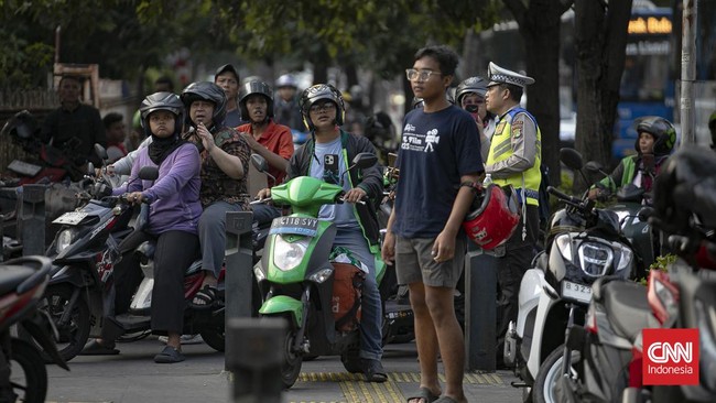 Kebakaran melanda proyek pembangunan ruko lima lantai di kawasan Central Cikini, Jalan Cikini Raya, Menteng, Jakarta Pusat, Rabu (5/8) sore. (CNN Indonesia/Adi ibrahim)