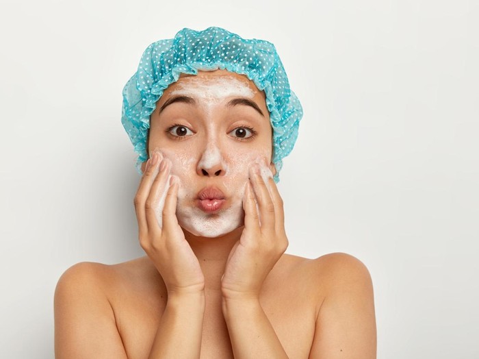 Ada beberapa kebiasaan mencuci wajah yang bikin iritasi, kulit kering, hingga kemerahan. Di antaranya pakai pembersih yang tidak sesuai, terlalu sering cuci muka, memakai air yang terlalu panas atau dingin, mengeringkan wajah dengan menggosok hingga melewatkan pelembab.