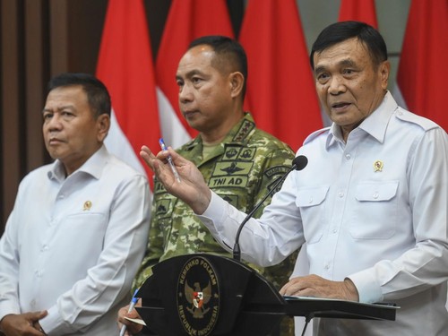Menko Djamari mengumumkan pengamanan aksi demo di Jakarta oleh Kodam Jaya dan Polda. 18.504 personel dikerahkan menjaga.