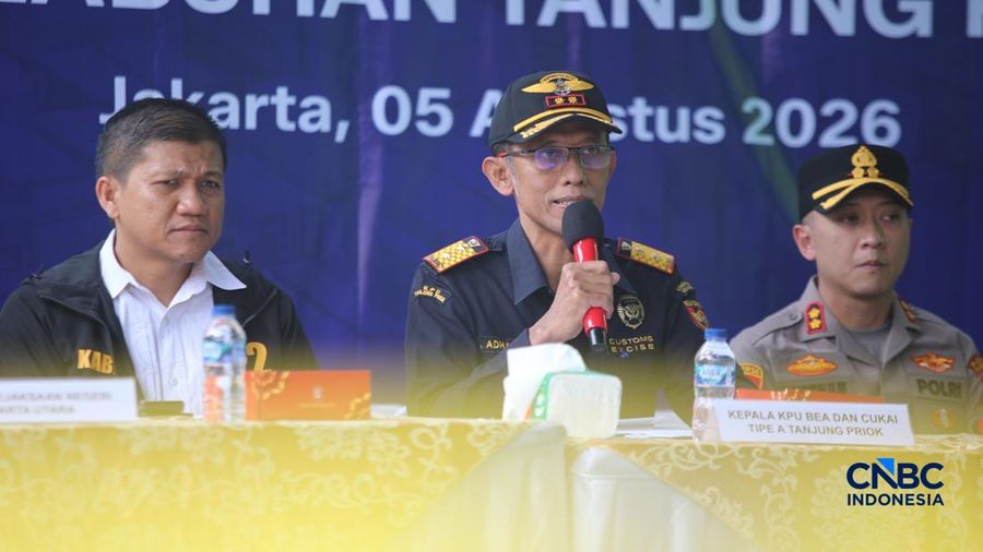 Kepala KPU Bea dan Cukai Tipe A Tanjung Priok, Adhang Noegroho Adhi saat konvensi pers Hasil Penindakan Atas Impor Kendaraan Bermotor Berkapasitas Besar di Pelabuhan Tanjung Priok, Jakarta  Rabu (5/8/2026).