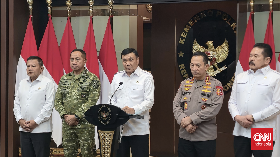 Menko Polkam Djamari Chaniago memastikan kondisi di seluruh Indonesia aman dan terkendali. Ia meminta masyarakat tak terpengaruh informasi hoaks di media sosial.