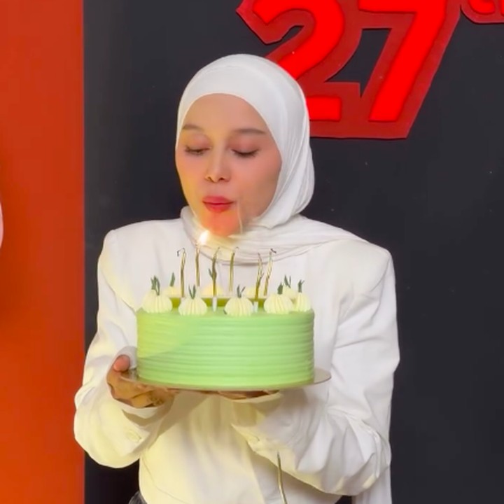 <p>Melalui unggahan di Instagram, Lesti membagikan potret dan video kejutan ulang tahunnya. Lesti secara khusus menuliskan ungkapan syukurnya karena bisa berkumpul dengan para sahabat di hari spesialnya. "27. <em>MasyaAllah tabarakallah</em>," tulisnya. (Foto: Instagram @havizadevianjani)</p>