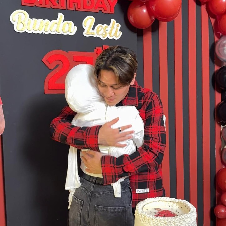 <p>Artis Margin Winaya juga terlihat memberikan kejutan untuk Lesti. Bunda satu anak ini bahkan mengunggah momen romantis saat Rizky Billar memeluk Lesti untuk mengucapkan selamat ulang tahun. "Langgeng selalu <em>love birds</em> @lestikejora @rizkybillar," tulis Margin. (Foto: Instagram @marginw)</p>