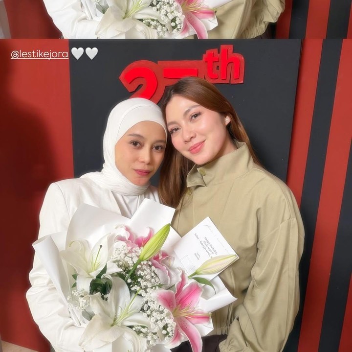 <p>Beberapa sahabat artis yang hadir memberikan kejutan juga membagikan momen kemeriahan acara di Instagram. Salah satunya adalah artis Haviza Devi Anjani. Istri aktor Harris Vriza ini mengunggah fotonya bersama Lesti dan menyematkan emoticon hati putih. (Foto: Instagram @havizadevianjani)</p>