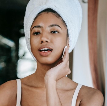 Kapan Usia yang Tepat untuk Pakai Skincare Antiaging? Ini Kata Dokter