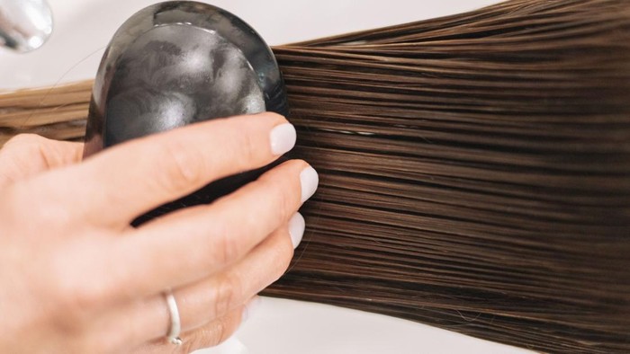 Air beras bisa digunakan untuk rambut. Air beras memiliki nutrisi yang dapat menyehatkan rambut