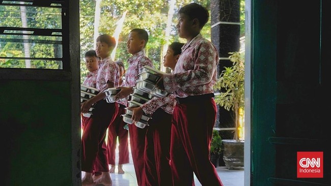 Para murid SDN Gentan, Seyegan, Sleman, saat menerima MBG. (CNN Indonesia/Tunggul)