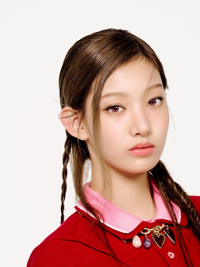 Memiliki wajah tak asing, Seoyeon ternyata adik bungsu dari Jihyo TWICE yang lahir pada tahun 2008. Setelah dua tahun menjadi trainee di PLEDIS Entertainment, Seoyeon siap debut bersama TUIDE pada Agustus nanti./ Foto: instagram.com/tuide_abd