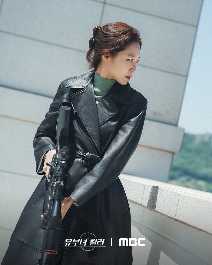 Namun tanpa sepengetahuan orang lain, Bo Na ternyata juga merupakan seorang penembak jitu alias sniper legendaris yang dikenal sebagai &lsquo;Kingfisher&rsquo;./ Foto: instagram.com/mbcdrama_now