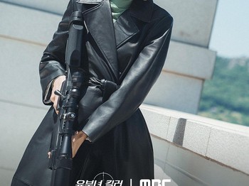 Namun tanpa sepengetahuan orang lain, Bo Na ternyata juga merupakan seorang penembak jitu alias sniper legendaris yang dikenal sebagai &lsquo;Kingfisher&rsquo;./ Foto: instagram.com/mbcdrama_now