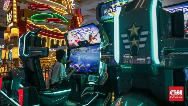 Sejumlah pengunjung mengamati berbagai inovasi teknologi dalam pameran International Electronics & Smart Appliances Expo (IEAE) Indonesia 2026 dan Fun Asia Expo 2026 di Jakarta International Expo (JIExpo), Kemayoran, Jakarta, Rabu (5/8). (CNN Indones