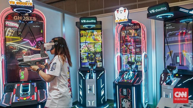 Sejumlah pengunjung mengamati berbagai inovasi teknologi dalam pameran International Electronics & Smart Appliances Expo (IEAE) Indonesia 2026 dan Fun Asia Expo 2026 di Jakarta International Expo (JIExpo), Kemayoran, Jakarta, Rabu (5/8). (CNN Indones