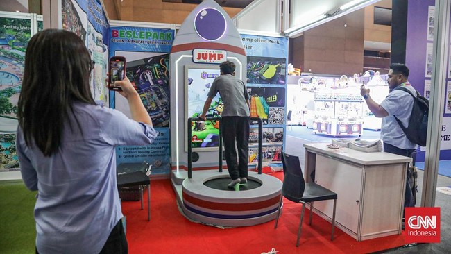 Sejumlah pengunjung mengamati berbagai inovasi teknologi dalam pameran International Electronics & Smart Appliances Expo (IEAE) Indonesia 2026 dan Fun Asia Expo 2026 di Jakarta International Expo (JIExpo), Kemayoran, Jakarta, Rabu (5/8). (CNN Indones