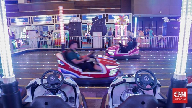 Sejumlah pengunjung mengamati berbagai inovasi teknologi dalam pameran International Electronics & Smart Appliances Expo (IEAE) Indonesia 2026 dan Fun Asia Expo 2026 di Jakarta International Expo (JIExpo), Kemayoran, Jakarta, Rabu (5/8). (CNN Indones