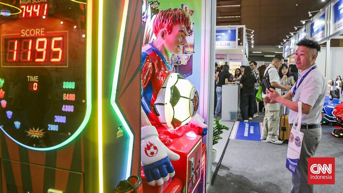 Sejumlah pengunjung mengamati berbagai inovasi teknologi dalam pameran International Electronics & Smart Appliances Expo (IEAE) Indonesia 2026 dan Fun Asia Expo 2026 di Jakarta International Expo (JIExpo), Kemayoran, Jakarta, Rabu (5/8). (CNN Indones