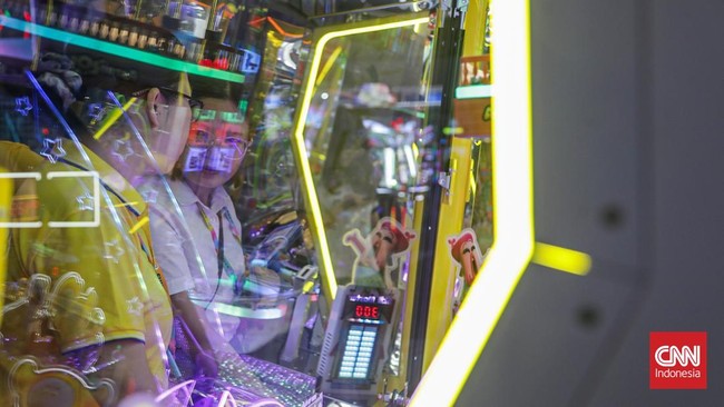 Sejumlah pengunjung mengamati berbagai inovasi teknologi dalam pameran International Electronics & Smart Appliances Expo (IEAE) Indonesia 2026 dan Fun Asia Expo 2026 di Jakarta International Expo (JIExpo), Kemayoran, Jakarta, Rabu (5/8). (CNN Indones