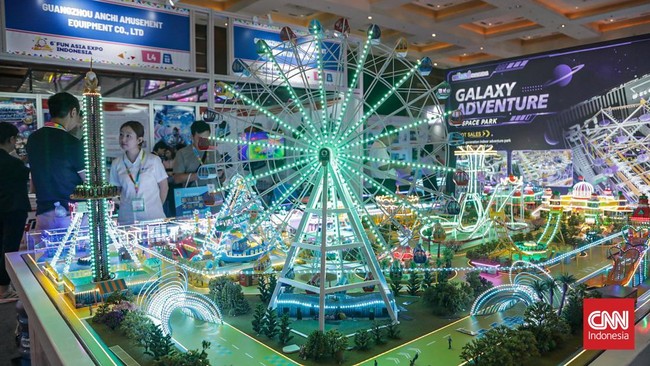 Sejumlah pengunjung mengamati berbagai inovasi teknologi dalam pameran International Electronics & Smart Appliances Expo (IEAE) Indonesia 2026 dan Fun Asia Expo 2026 di Jakarta International Expo (JIExpo), Kemayoran, Jakarta, Rabu (5/8). (CNN Indones