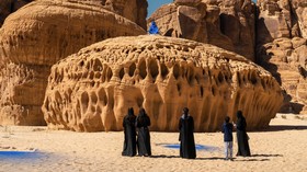 patung wanita biru di AlUla Madinah