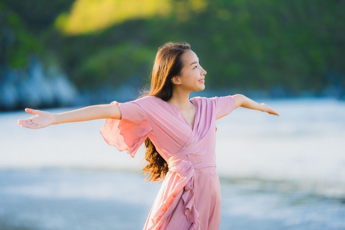 Orang yang tenang suka mengafirmasi dirinya dengan kata-kata baik. Lewat kalimat, “Aku adalah…” lalu mendefinisikan sisi baik akan membantu membentuk pola pikir sesuai yang diharapkan.