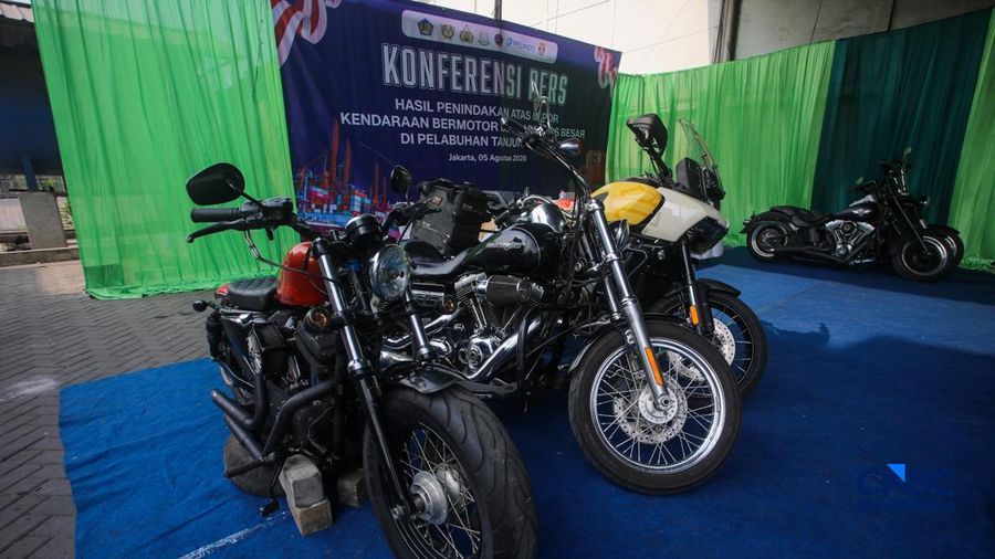 Petugas Bea Cukai memeriksa peralatan impor kendaraan bermotor terlarangan saat konvensi pers Hasil Penindakan Atas Impor Kendaraan Bermotor Berkapasitas Besar di Pelabuhan Tanjung Priok, Jakarta Rabu (5/8/2026).
