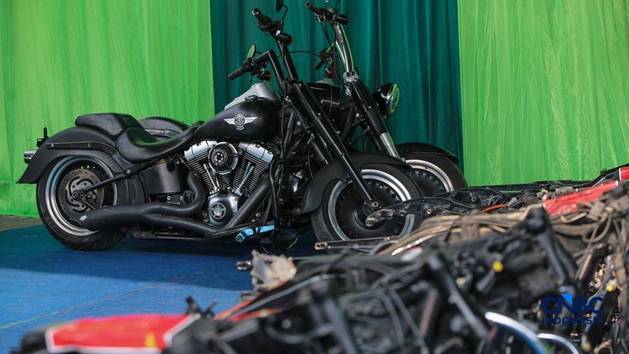 Petugas Bea Cukai memeriksa peralatan impor kendaraan bermotor terlarangan saat konvensi pers Hasil Penindakan Atas Impor Kendaraan Bermotor Berkapasitas Besar di Pelabuhan Tanjung Priok, Jakarta Rabu (5/8/2026).