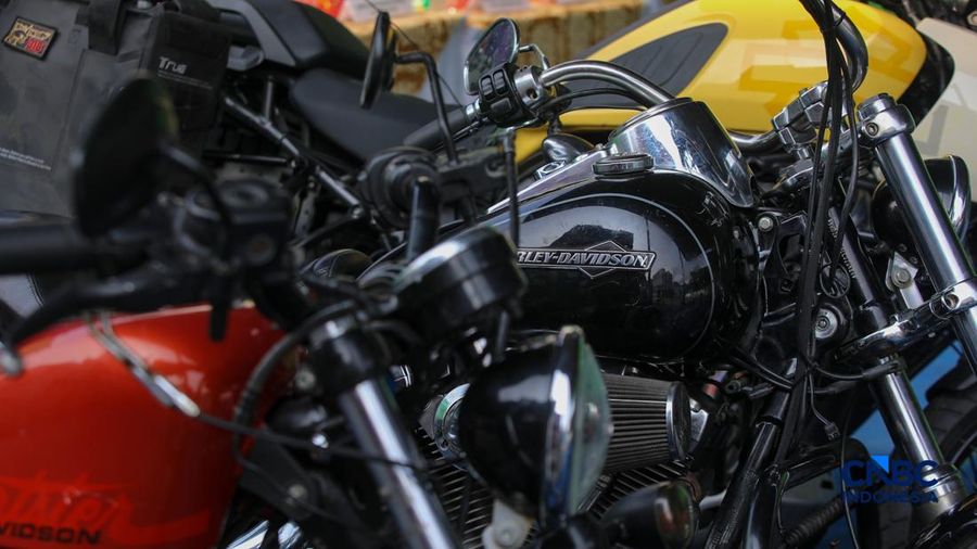 Petugas Bea Cukai memeriksa peralatan impor kendaraan bermotor terlarangan saat konvensi pers Hasil Penindakan Atas Impor Kendaraan Bermotor Berkapasitas Besar di Pelabuhan Tanjung Priok, Jakarta Rabu (5/8/2026).