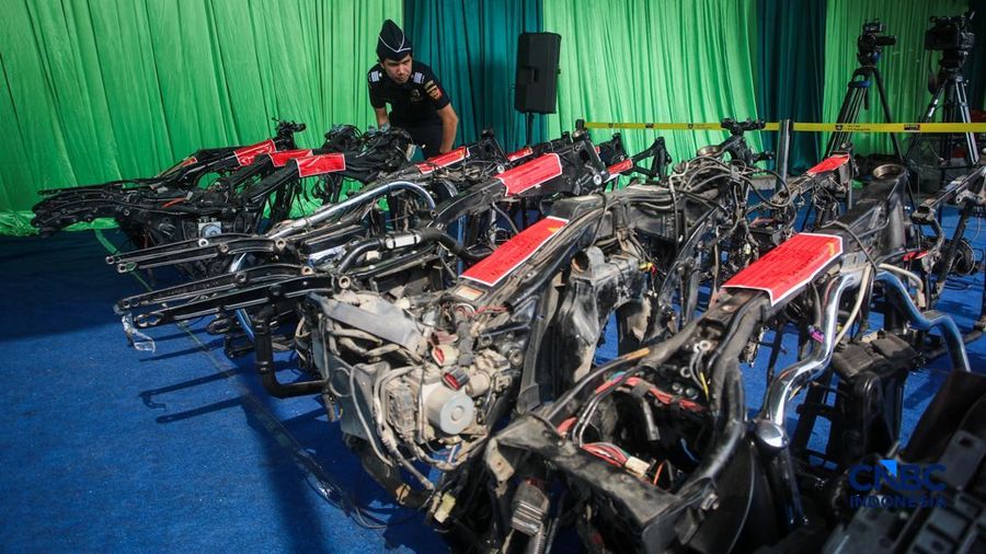 Petugas Bea Cukai memeriksa peralatan impor kendaraan bermotor terlarangan saat konvensi pers Hasil Penindakan Atas Impor Kendaraan Bermotor Berkapasitas Besar di Pelabuhan Tanjung Priok, Jakarta Rabu (5/8/2026). (CNBC Indonesia/Faisal Rahman)