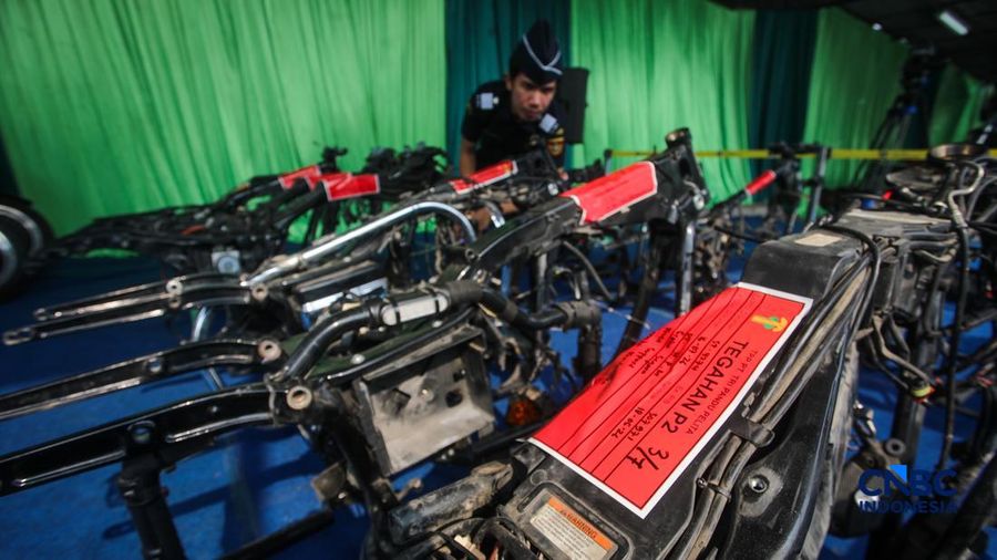 Petugas Bea Cukai memeriksa peralatan impor kendaraan bermotor terlarangan saat konvensi pers Hasil Penindakan Atas Impor Kendaraan Bermotor Berkapasitas Besar di Pelabuhan Tanjung Priok, Jakarta Rabu (5/8/2026).