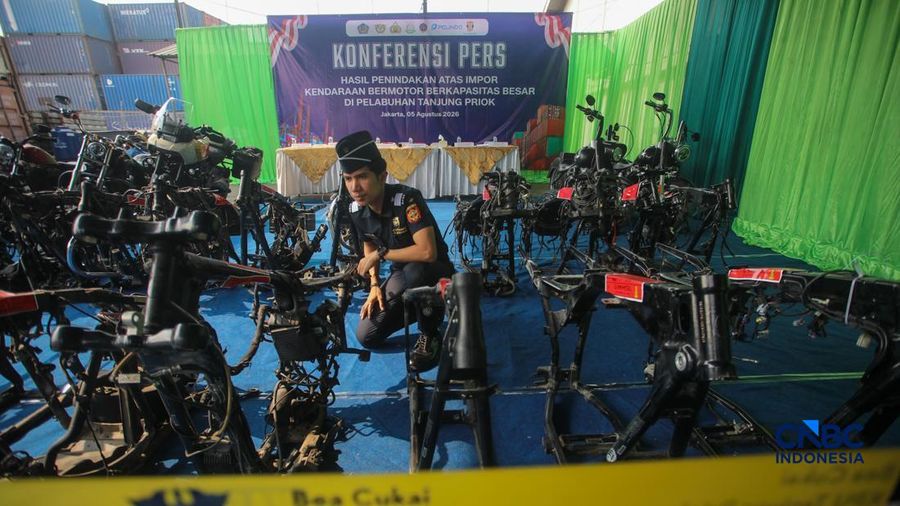 Petugas Bea Cukai memeriksa peralatan impor kendaraan bermotor terlarangan saat konvensi pers Hasil Penindakan Atas Impor Kendaraan Bermotor Berkapasitas Besar di Pelabuhan Tanjung Priok, Jakarta Rabu (5/8/2026).