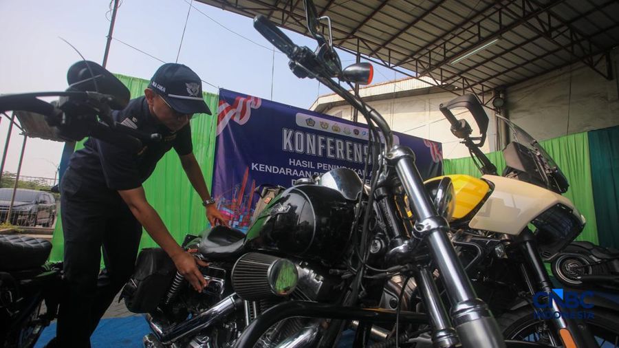 Petugas Bea Cukai memeriksa peralatan impor kendaraan bermotor terlarangan saat konvensi pers Hasil Penindakan Atas Impor Kendaraan Bermotor Berkapasitas Besar di Pelabuhan Tanjung Priok, Jakarta Rabu (5/8/2026). (CNBC Indonesia/Faisal Rahman)