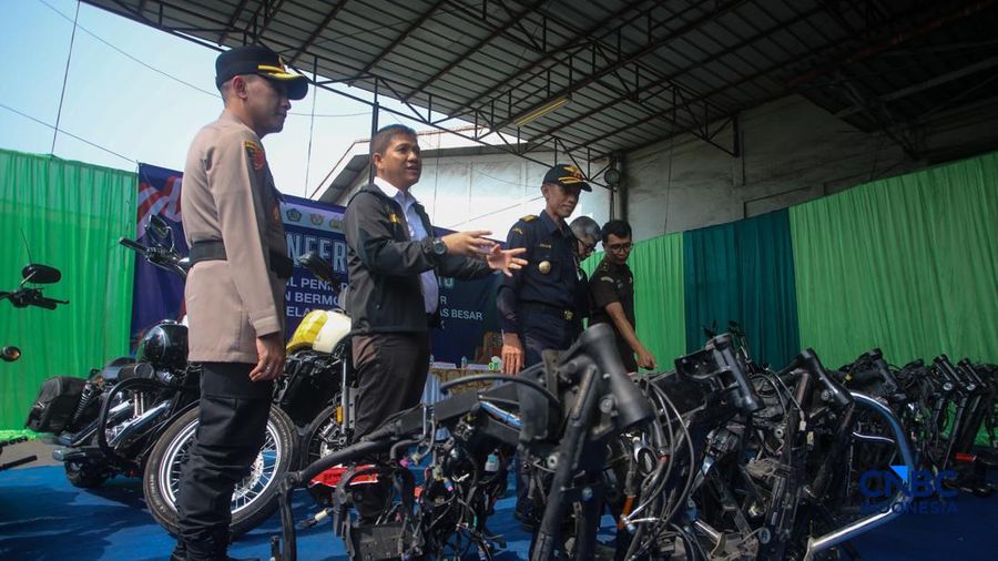 Petugas Bea Cukai memeriksa peralatan impor kendaraan bermotor terlarangan saat konvensi pers Hasil Penindakan Atas Impor Kendaraan Bermotor Berkapasitas Besar di Pelabuhan Tanjung Priok, Jakarta Rabu (5/8/2026).