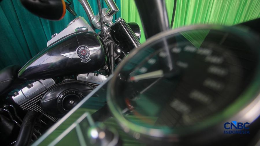 Petugas Bea Cukai memeriksa peralatan impor kendaraan bermotor terlarangan saat konvensi pers Hasil Penindakan Atas Impor Kendaraan Bermotor Berkapasitas Besar di Pelabuhan Tanjung Priok, Jakarta Rabu (5/8/2026).