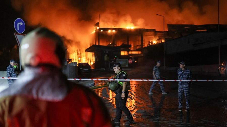 Petugas kepolisian dan petugas keamanan berada di letak penyimpanan supermarket nan terkena serangan rudal Rusia di tengah serangan Rusia terhadap Ukraina, di Kyiv, Ukraina, 5 Agustus 2026.