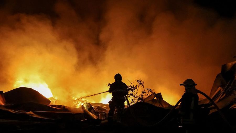 Petugas pemadam kebakaran bekerja di letak serangan rudal Rusia, di tengah serangan Rusia terhadap Ukraina, di wilayah Kyiv, Ukraina, 5 Agustus 2026.