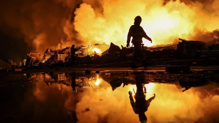 Petugas pemadam kebakaran bekerja di letak serangan rudal Rusia, di tengah serangan Rusia terhadap Ukraina, di wilayah Kyiv, Ukraina, 5 Agustus 2026.